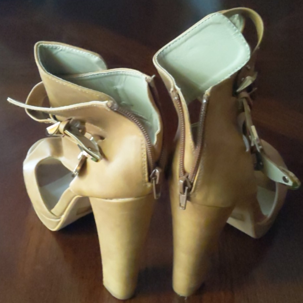Shoes - Picture 3 of 4